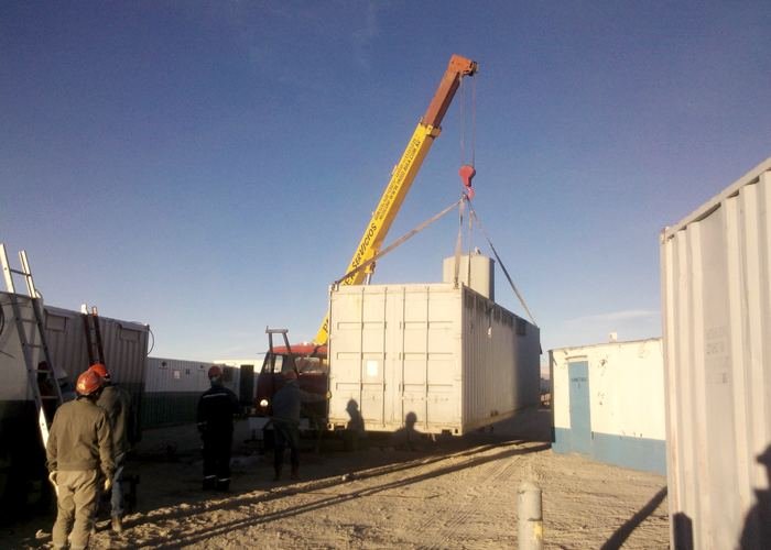 Montaje con grúa de un módulo habitacional para campamento minero