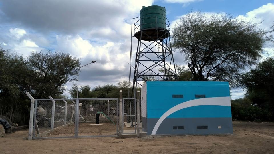 Tanque elevado y casilla de cloración construidos por ASIRI para agua potable en el norte de Salta
